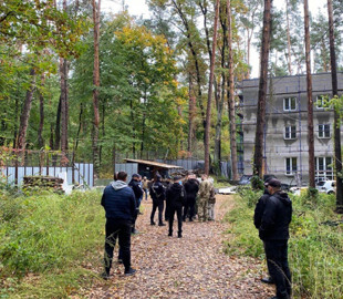 Юристи дружини Медведчука прийшли повертати майно у Пуща-Водиці