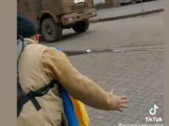 "Bayraktar летить": на відео потрапив момент, як мелітопольці "тролять" російських загарбників