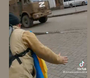 "Bayraktar летить": на відео потрапив момент, як мелітопольці "тролять" російських загарбників