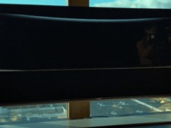 LG показала работу телевизора, который сворачивается в трубочку