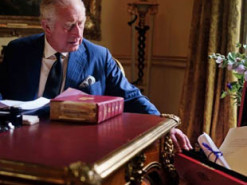 Тепер це робить Чарльз: опублікували перше фото короля зі знаменитою червоною валізою