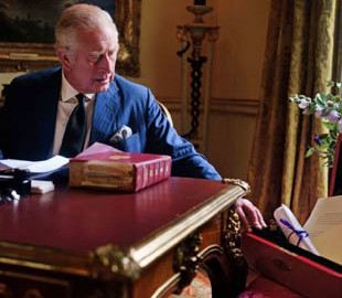 Тепер це робить Чарльз: опублікували перше фото короля зі знаменитою червоною валізою