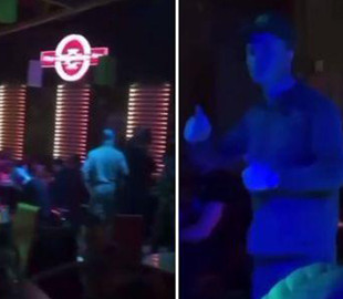 Появилось видео, как российские мародеры "отрываются" в баре, отдыхая от войны в Украине