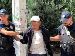 В центрі Одеси нетверезий молодик вчинив бешкет у храмі, а потім побив перехожу