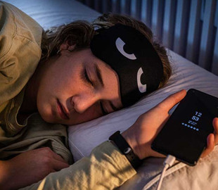 Фахівець пояснив, чи безпечно спати поруч із телефоном на зарядці