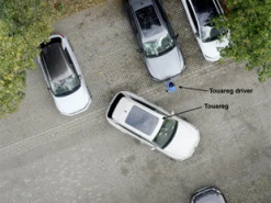 VW Touareg научили самостоятельно парковаться при помощи смартфона