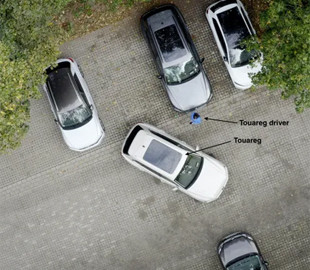 VW Touareg научили самостоятельно парковаться при помощи смартфона