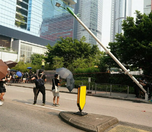 Протестующие в Гонконге начали уничтожать «умные» столбы