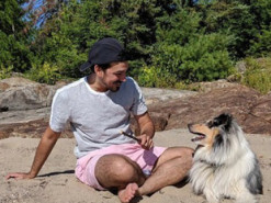 Равнодушный пес удивил хозяина после полугодовой разлуки: смешное видео