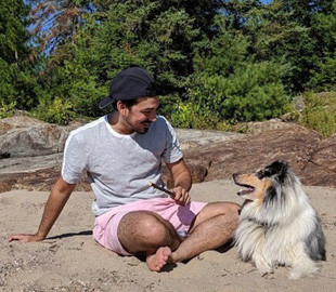 Равнодушный пес удивил хозяина после полугодовой разлуки: смешное видео