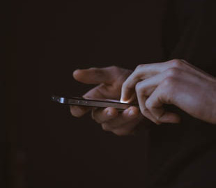 Власти США угрожают Apple взломом устройств, если компания не предоставит ключи шифрования