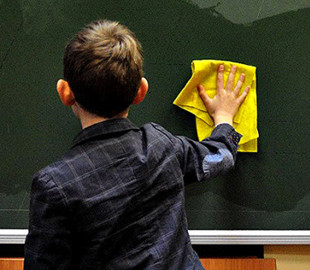 Зеленський дозволив скорочувати тривалість навчального року та продовжувати контракти з директорами шкіл без конкурсу