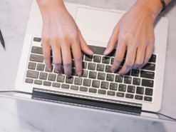 Україна посіла перше місце у світі за часткою жінок, які користуються інтернетом