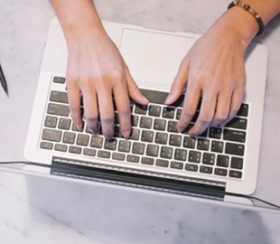 Україна посіла перше місце у світі за часткою жінок, які користуються інтернетом