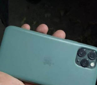 Украли iPhone 13: в Киеве два иностранца ограбили женщину