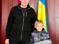 Мальчик из Сумской области отдал украинским военным свой дрон, о котором долго мечтал