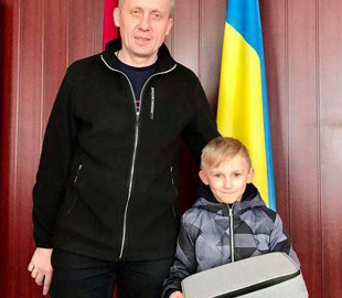 Мальчик из Сумской области отдал украинским военным свой дрон, о котором долго мечтал