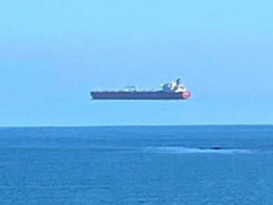 Корабль завис в небе: Сеть удивила новая оптическая иллюзия. Фото