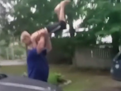 Дети впервые увидели дедушку и бабушку за время карантина: их реакция рассмешила сеть