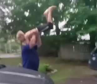 Дети впервые увидели дедушку и бабушку за время карантина: их реакция рассмешила сеть