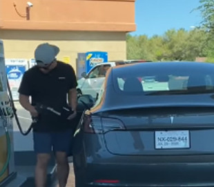 Парень пытался заправить электрокар Tesla бензином