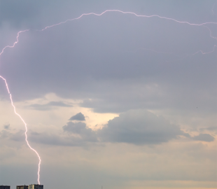 У Парижі блискавка влучила в літак, який пролітав над Ейфелевою вежею