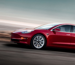 Водитель Tesla Model 3 бросил пассажира в разбитом автомобиле и ушел пешком