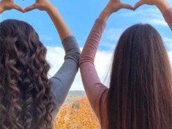 Мама или дочь: пользователей сети озадачило видео с "одинаковыми" девушками