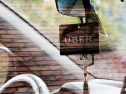 Не только медики. Uber рассказал, кого и где будет возить бесплатно