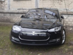 Киевлян возмутил «герой парковки» на Tesla