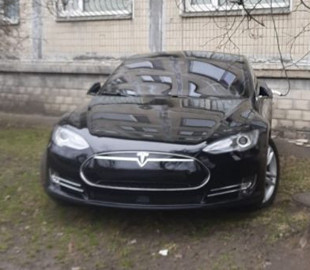 Киевлян возмутил «герой парковки» на Tesla