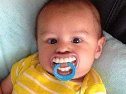 Забавный тренд: младенцев фоткают с прикольными пустышками