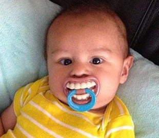 Забавный тренд: младенцев фоткают с прикольными пустышками