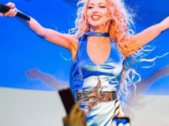 У сріблястому боді і патріотичній сукні: Оля Полякова показала знімки із благодійних концертів