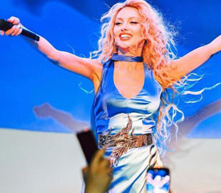 У сріблястому боді і патріотичній сукні: Оля Полякова показала знімки із благодійних концертів