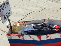 В Осло на антивоєнний мітинг норвежці принесли путіна у труні