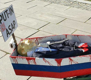 В Осло на антивоєнний мітинг норвежці принесли путіна у труні