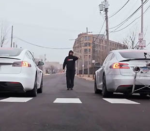 Tesla Model S с тремя реактивными двигателями приняла участие в гонке