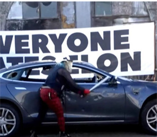 Обурені британці розбили Tesla під час акції “Всі ненавидять Ілона”