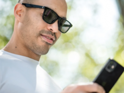 Умные солнцезащитные очки затемняются через приложение