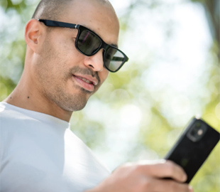 Умные солнцезащитные очки затемняются через приложение