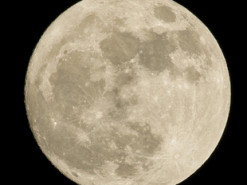 Ученые раскрыли секрет темных пятен на Луне