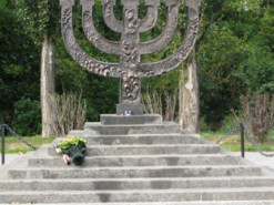 Посол Израиля почтил память жертв Холокоста в Бабьем Яру в прямом эфире