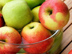 Чому потрібно щодня з'їдати по два яблука, а не пити сік: результати дослідження