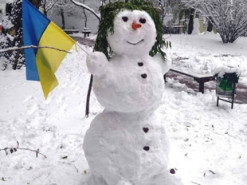 Українці ліплять у дворах сніговиків-патріотів: кумедні фото