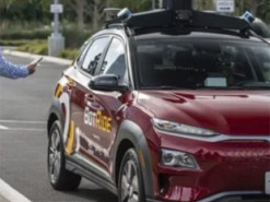 Китайская компания запускает бесплатное роботакси