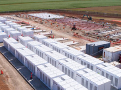 Крупнейшее аккумуляторное хранилище Tesla засняли с высоты птичьего полёта