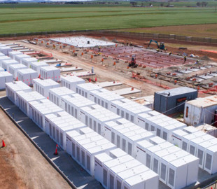 Крупнейшее аккумуляторное хранилище Tesla засняли с высоты птичьего полёта