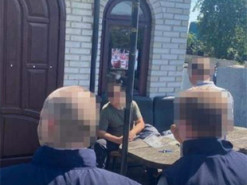 Керівника благодійного фонду затримали за продаж ввезених для армії авто