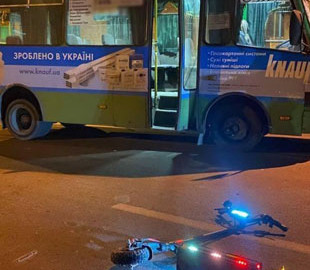 В Харькове парень на электросамокате угодил под колеса маршрутки